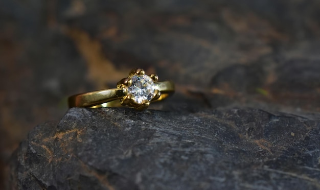 Diamanten sieraden macro ring zwart geïsoleerd druppel goud glas wit juweel edelsteen water zilver naald kristal cadeau luxe richxA