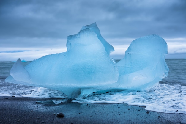 Diamantstrand IJsland IJs op zwart zand op het strand Oceaanbaai en ijsbergen
