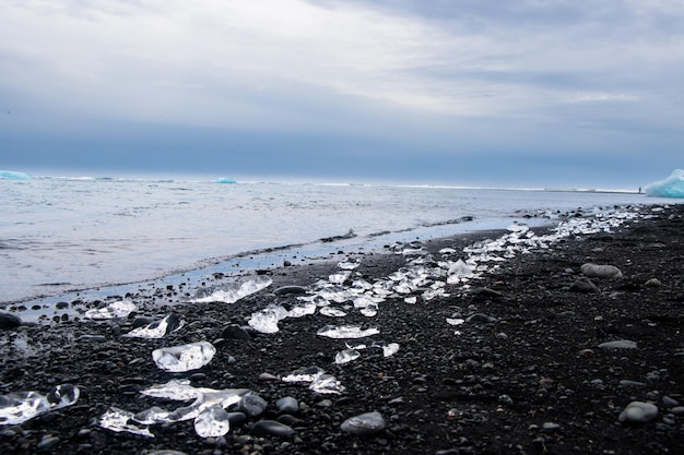 ヨークルスアゥルロゥン氷河ラグーン南アイスランドのダイヤモンド ビーチの黒い砂と氷河の氷片