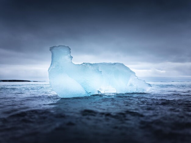 Foto spiaggia di diamanti islanda ghiaccio sulla sabbia nera sulla spiaggia baia dell'oceano e iceberg stagione invernale paesaggi in islanda immagine di viaggio