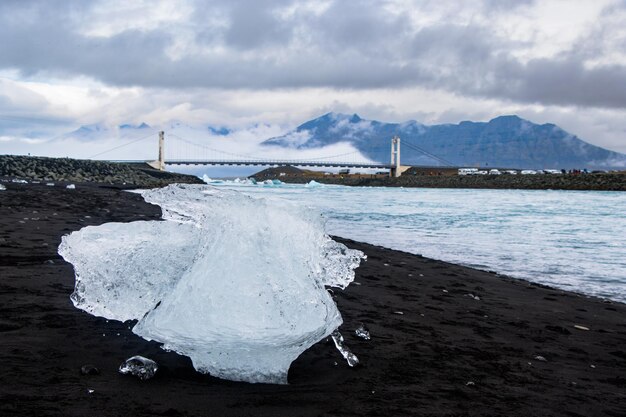 Diamond Beach zwart zand en Glacier Ice Pieces in de Jokulsarlon Glacial Lagoon Zuid-IJsland