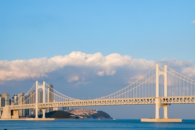 Diamond Bridge (Gwangan Bridge) gevel in Busan, Korea.