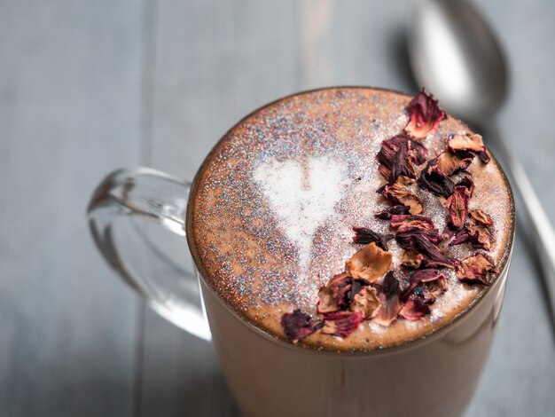 乾燥したバラの花びらとダイヤモンドカプチーノコーヒー