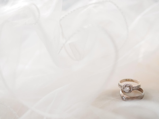 ブライダル ベールにダイヤモンドの婚約結婚指輪ウェディング アクセサリー バレンタインデーと結婚式の日のコンセプト