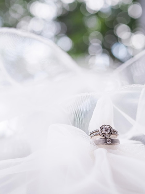 신부 베일에 다이아몬드 약혼 반지 결혼 액세서리 발렌타인 데이와 결혼식 콘셉트