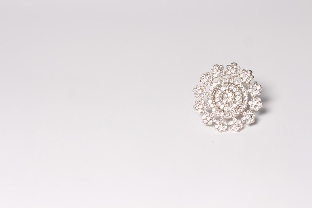 Diamond Floral Ring op geïsoleerde achtergrond