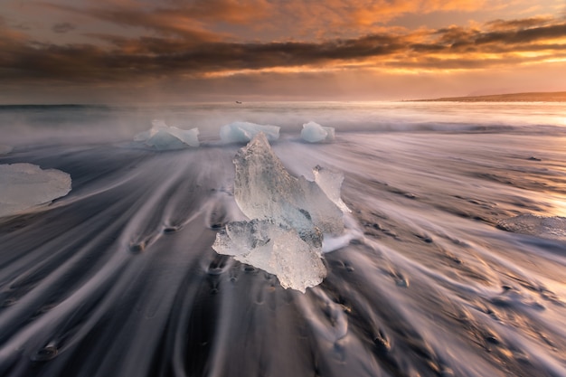 남쪽 아이슬란드의 Vatnajökull 빙하에서 Jokulsarlon 라군 빙하 옆에 다이아몬드 얼음 해변.