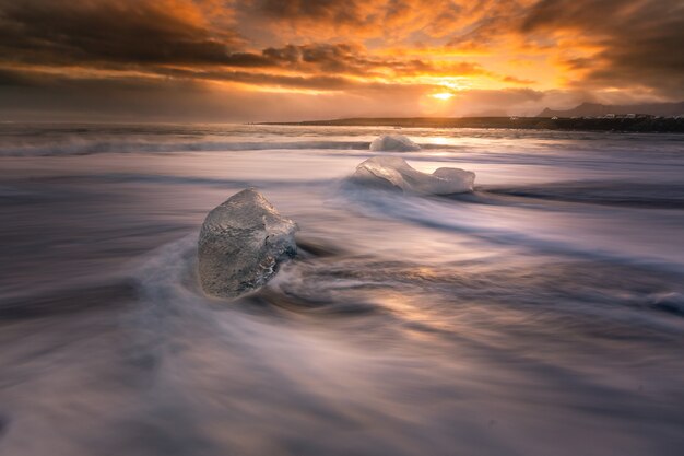 남쪽 아이슬란드의 Vatnajökull 빙하에서 Jokulsarlon 라군 빙하 옆에 다이아몬드 얼음 해변.