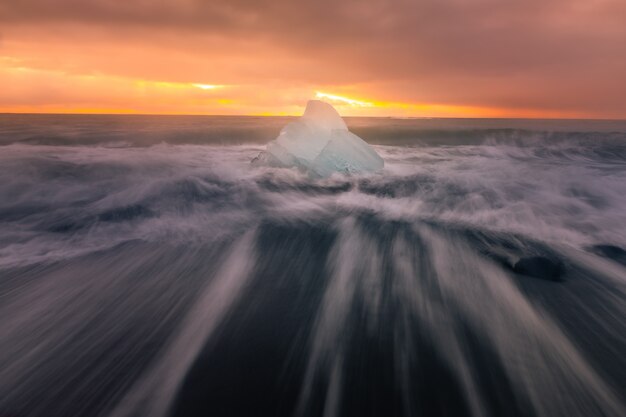 Diamond ijsstrand naast Jokulsarlon lagune gletsjer van de Vatnajökull gletsjer in Zuid-IJsland.