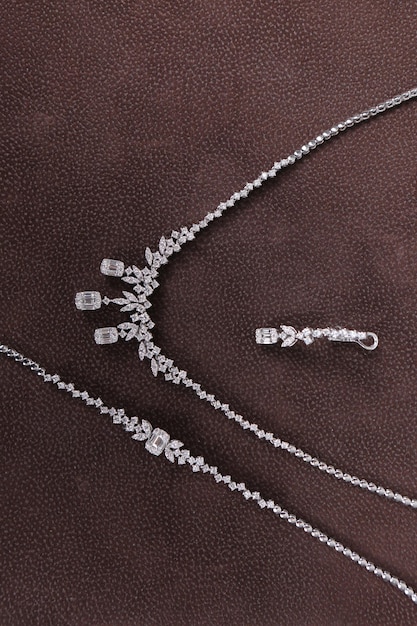 Ювелирные изделия с бриллиантами Элитные и модные украшения