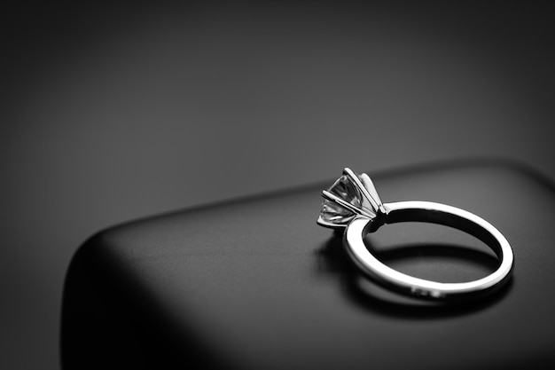 Бриллиантовое кольцо на черной шкатулке