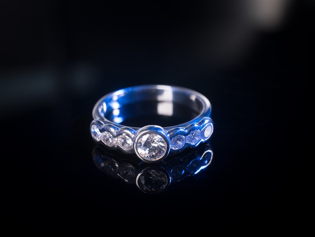 Алмазное кольцо на черном столе