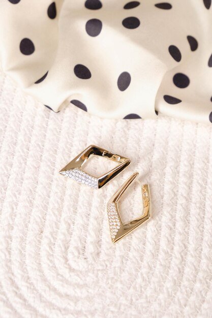Foto un anello di diamanti è posato su un panno bianco a maglia