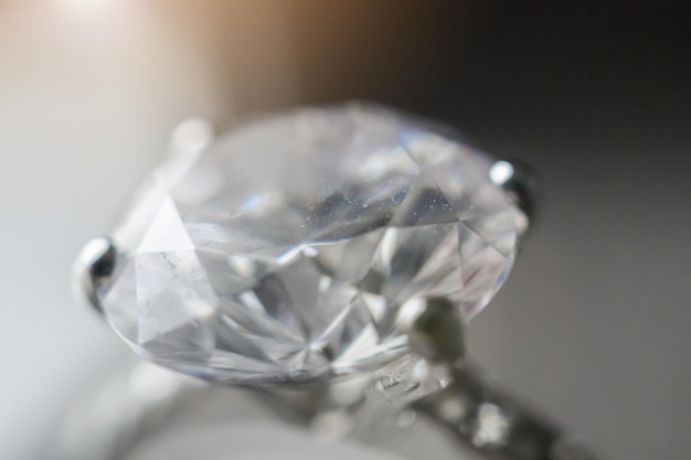 Anello di diamanti in contenitore di regalo di gioielli vicino sullo sfondo