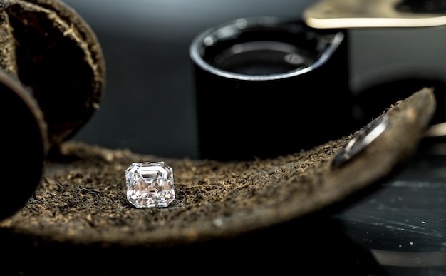 Photo a diamond sits on a piece of jewelry.