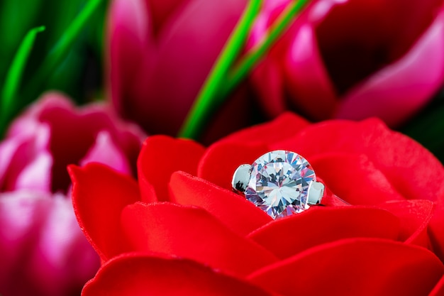 빨간 장미에 다이아몬드 결혼 반지