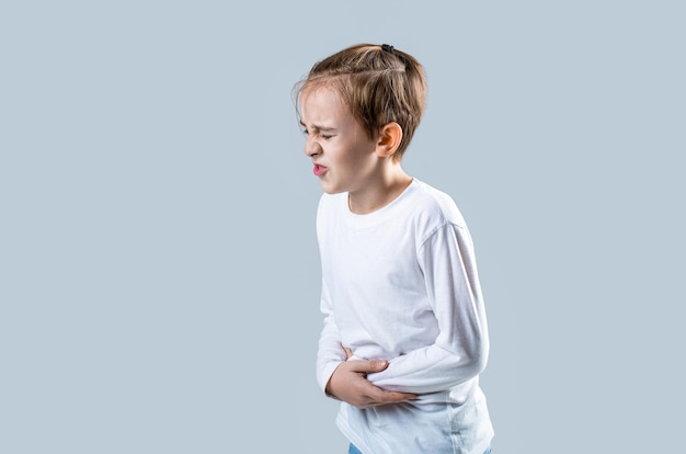 Diarree of gastro-enteritis Gezondheidsprobleem Kind heeft buikpijn met voedselvergiftiging Kind hand in hand op de buik Buikpijn Tienerjongen met buikpijn Kind heeft verschrikkelijke pijn in de maag