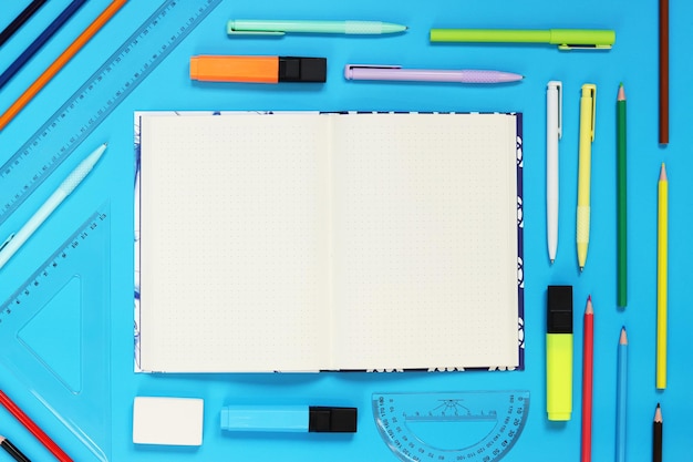 Дневник для записей, копия пространства Открытая тетрадь с местом для текста с красочными школьными принадлежностями