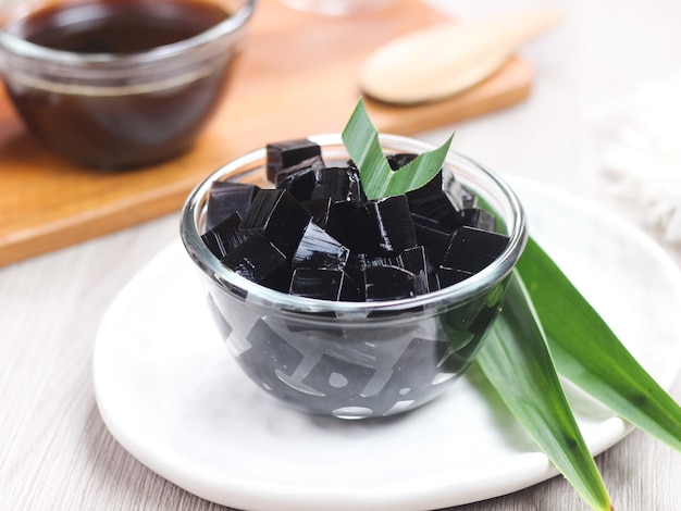 깍둑썰기한 검은 풀 젤리 또는 Cincau Hitam, Cincau 잎으로 만든 인도네시아 디저트,