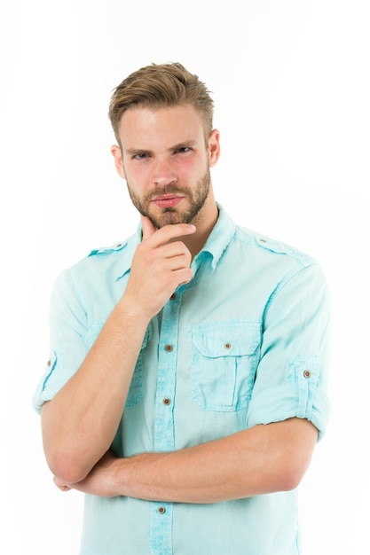 Dicht bij oplossing Man met haren serieus gezicht denken witte achtergrond Guy attent raakt zijn kin Doordachte stemming concept Man met baard denken Denk aan oplossing Denk om op te lossen