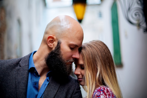 Dicht omhoog portret van man en vrouw, baard en kaal