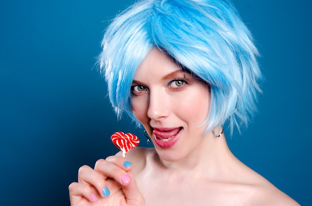 Dicht portret van sexy mooie vrouw met blauw haar