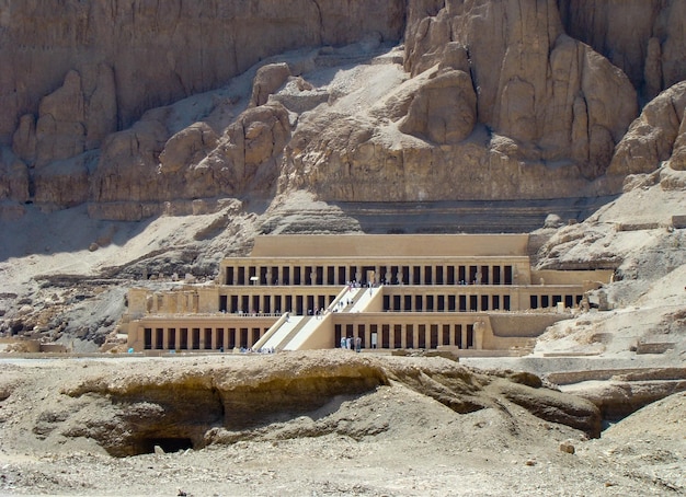 Dichtbij zicht op de begrafenistempel van farao Hatshepsut in Deir elBahri close