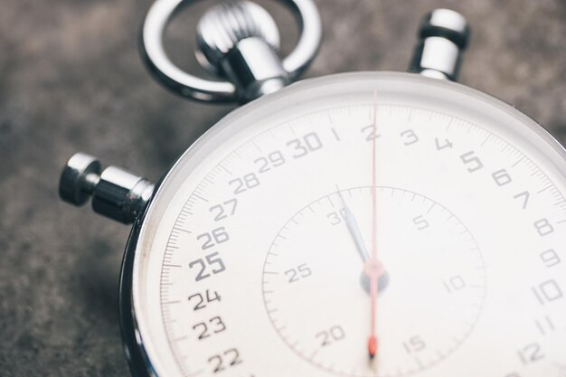 dichtbij zicht van een stopwatch tegen een metalen achtergrond, inclusief kopieerruimte. ideaal voor lay-outs van websites en tijdschriften