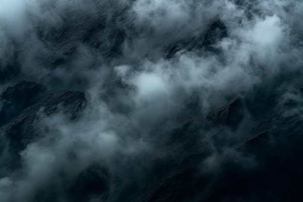 Dichte mist ontstaat geïsoleerd tegen een zwart canvas
