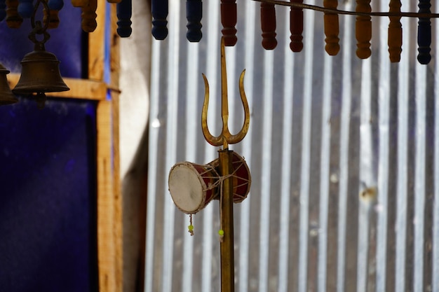 Dichte weergave van shiva's trishul en damroo hindoeïstische god shiva symbol