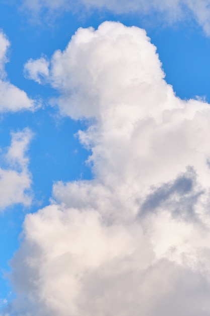 Dichte witte wolken op blauw.