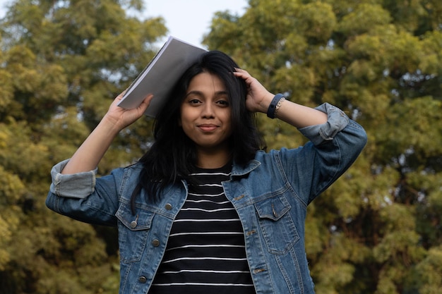 Ha sbagliato una ragazza indiana con i libri?