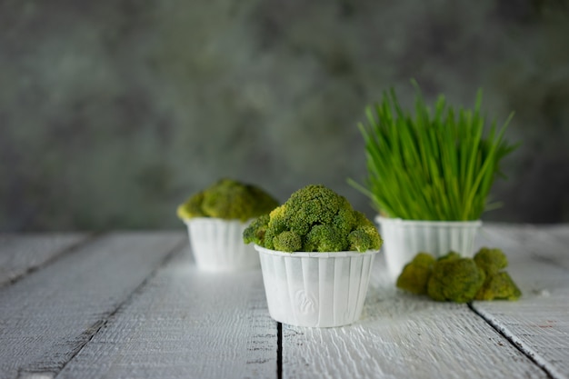 Dieet cupcake van broccoli en maïssalade op houten bord