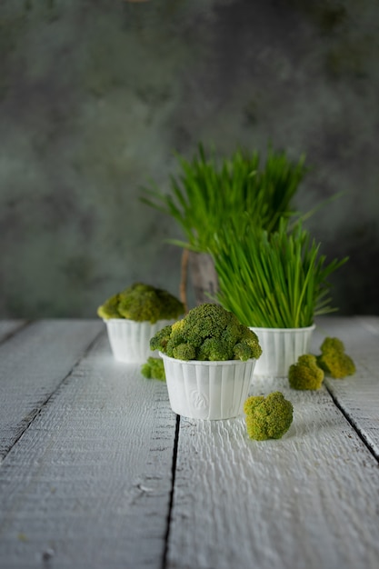 Dieet cupcake van broccoli en maïssalade op houten bord