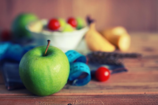 Dieet fruit appel centimeter houten achtergrond