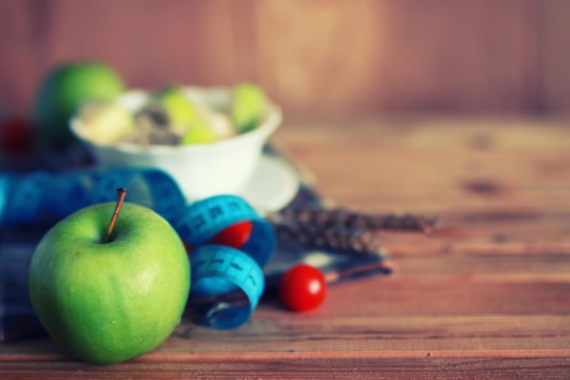 Dieet fruit appel centimeter houten achtergrond