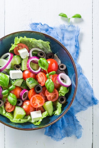 Dieet Griekse salade met cherrytomaatjes, sla en ui