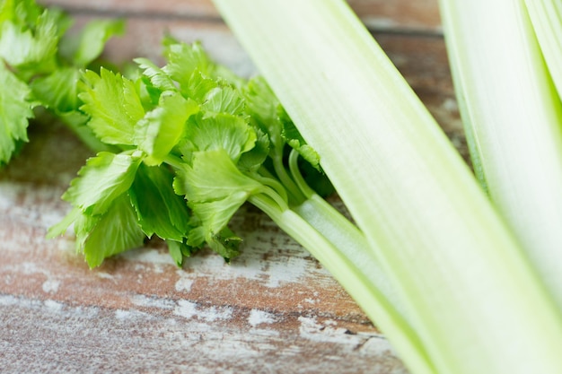 dieet, plantaardig voedsel, koken en objecten concept - close-up van stengels bleekselderij op houten tafel