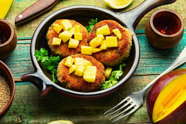 Dieet vegan quinoa en mango schnitzels, vegetarische maaltijd