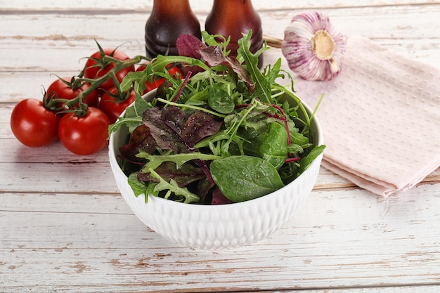 Dieet veganistische keuken Meng de salade in de kom