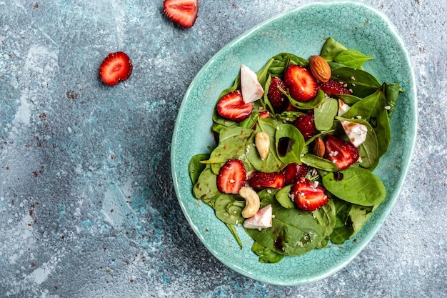 Dieetmenu Gezonde salade van verse aardbeien, spinazie, noten en balsamicoazijn met fetakaas Veganistisch voedsel bovenaanzicht