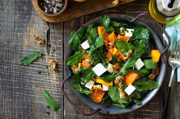 Dieetmenu Veganistisch eten Gezonde salade met gebakken pompoen-fetakaas Bovenaanzicht plat leggen