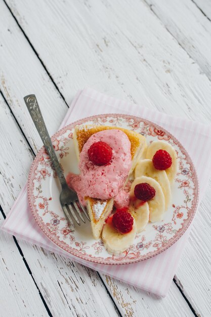 Dieetontbijt met manna-taart met banaan