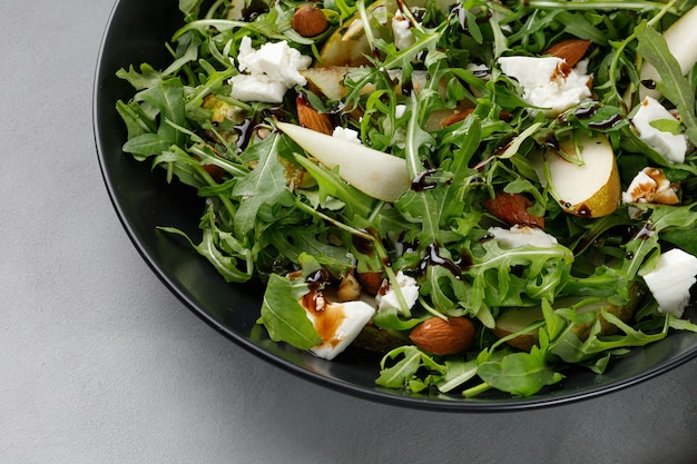 Dieetsalade met groene rucola fetakaas en peren amandelnoten