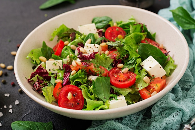 Dieetsalade met tomaten, feta, sla, spinazie en pijnboompitten.