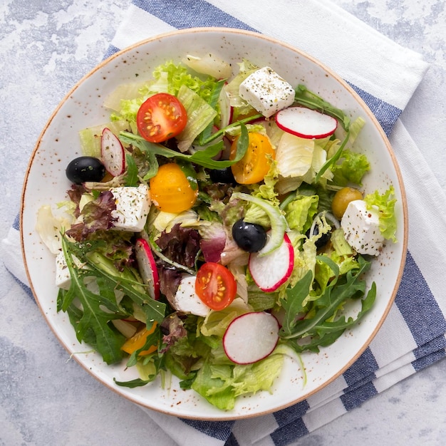 Dieetsalade met verse groenten, sla, rucola en kaas Bovenaanzicht Close-up