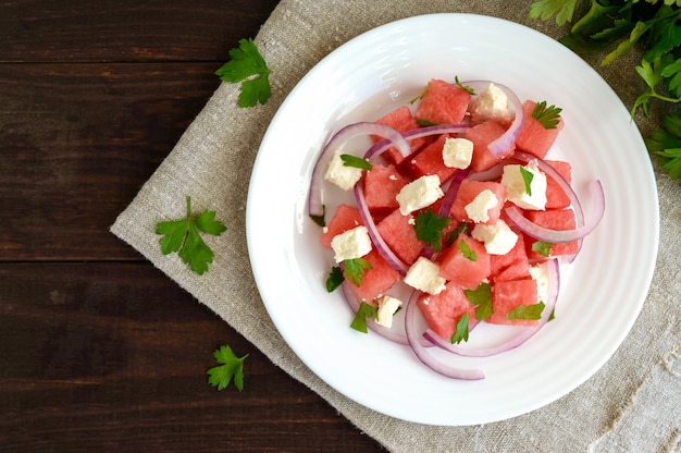 Foto dieetsalade van verse watermeloen, blauwe ui en geitenkaas (feta). bovenaanzicht