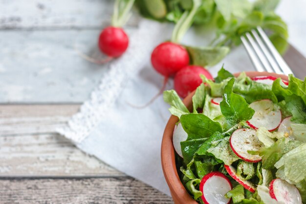 Dieetvoeding voor fitness. Radijs, sla en rucola salade