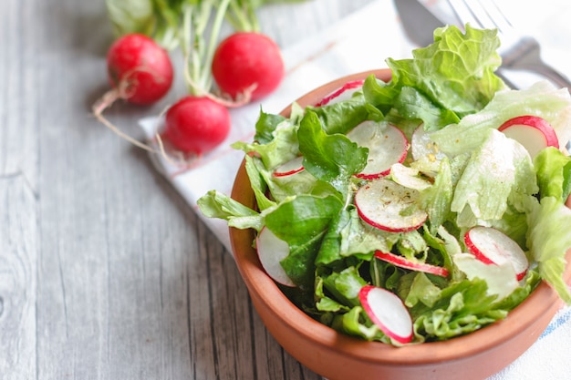 Dieetvoeding voor fitness. Radijs, sla en rucola salade