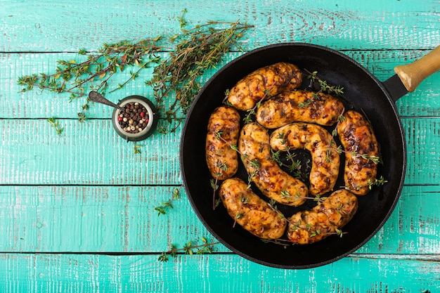 Dieetworsten van de filet van Turkije en paddestoelen in pan.